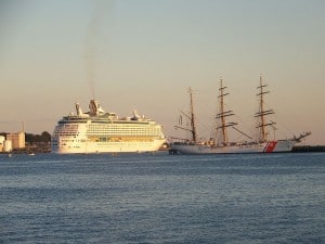 798px-Royal_Caribbean_Cruise_Ship_and_the_Eagle